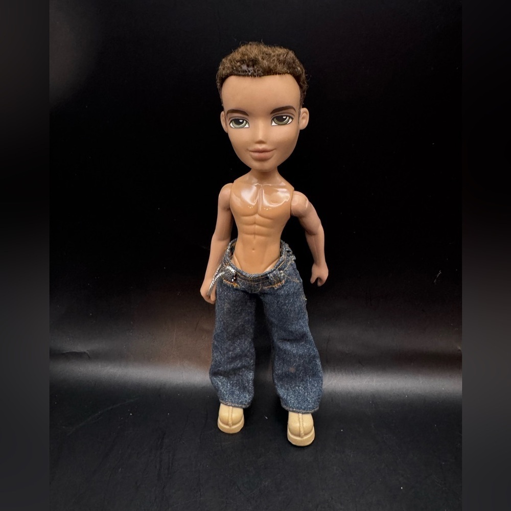 2002 Bratz Boyz Dylan Doll Brown  Sneakers Blue Jeans Brown Hair Green Eyes MGA